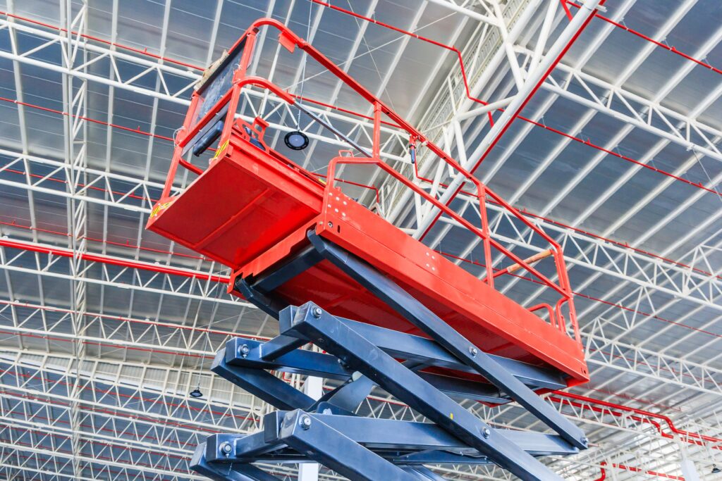 scissor-lift-platform-with-hydraulic-system-elevated-towards-factory-roof-min